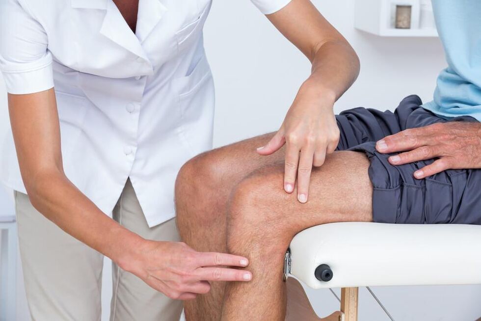 Examination by a doctor to diagnose osteoarthritis of the knee